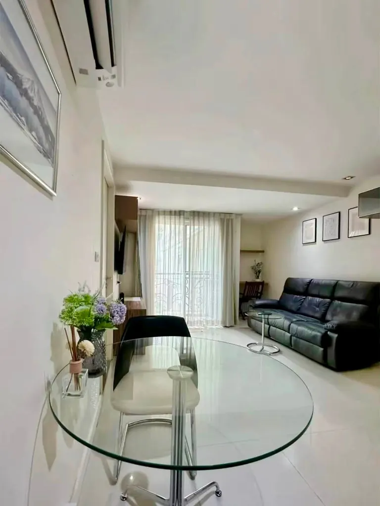 Living room (view 4) of the 1-bedroom condo (40 sq.m.) at Le Nice Ekkamai Condominium