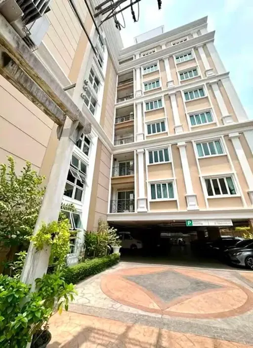 Living room of the 1-bedroom condo (40 sq.m.) at Le Nice Ekkamai Condominium