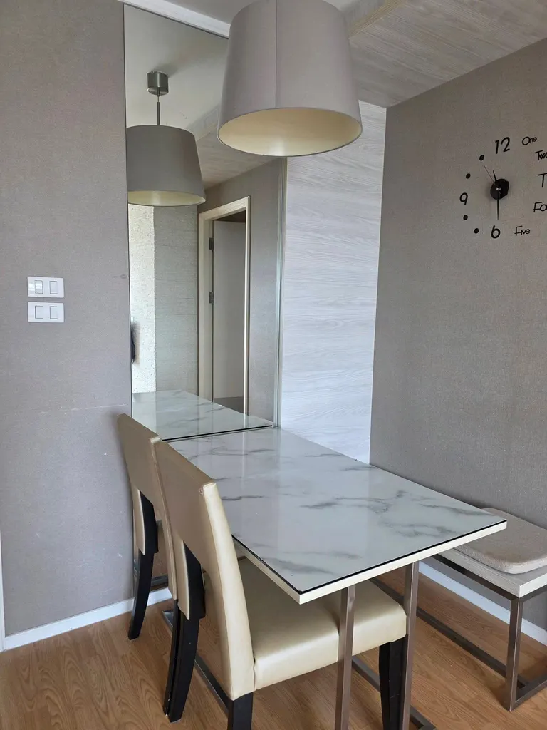 Lumpini Place Srinakarin-Huamak 2室公寓（52平方米）的客厅