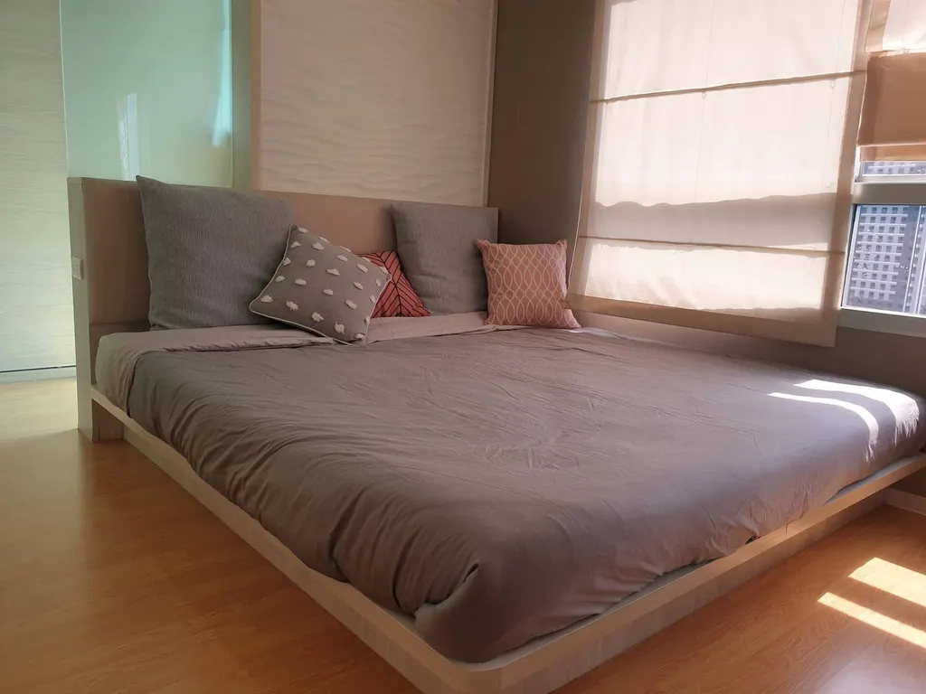Lumpini Place Srinakarin-Huamak 2室公寓（52平方米）的卧室