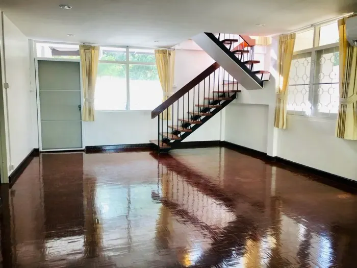 Ekkamaiの3ベッドルーム一戸建て（150平米）のリビングルーム