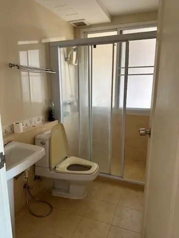 Bathroom of the 1-bedroom condo (56 sq.m.) at The Bangkok Narathiwas