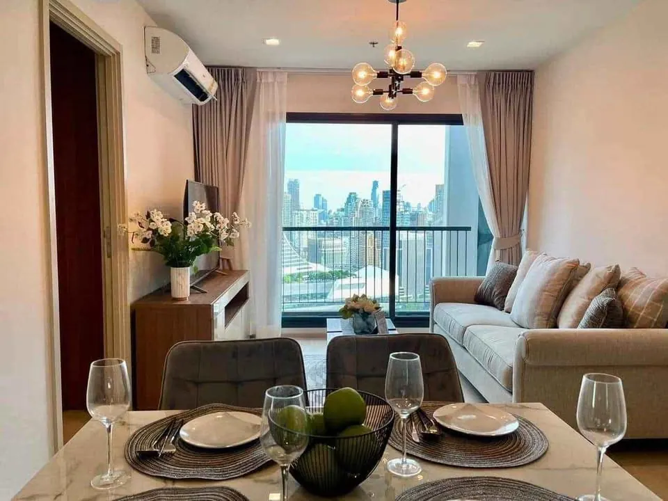 Living room (view 4) of the 1-bedroom condo (46 sq.m.) at Anil Sathorn 12