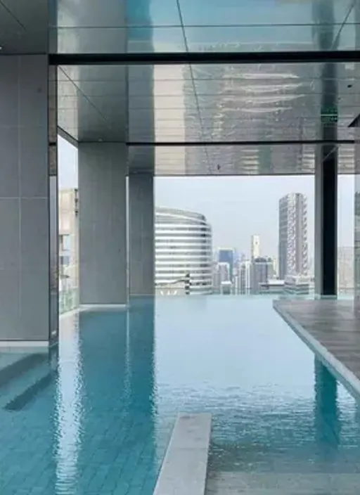 Living room of the 1-bedroom condo (46 sq.m.) at Anil Sathorn 12