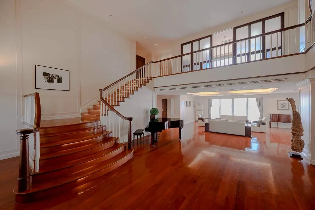 Living room (view 4) of the 4-bedroom condo (698.47 sq.m.) at Las Colinas