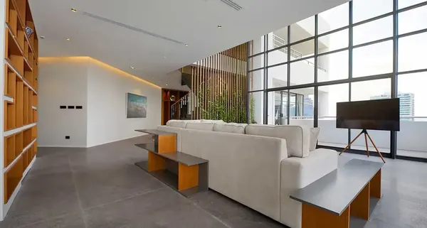 Wohnzimmer der 4-Zimmer-Eigentumswohnung (473 m²) im Waterford Park