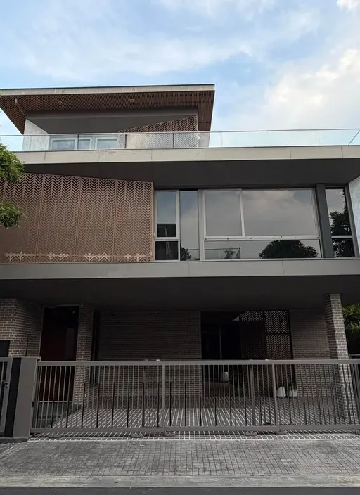 Photo 1 of listing DA-3323173: 5-bedroom house (525 sq.m.) at Artale Phatthanakarn-Thonglor