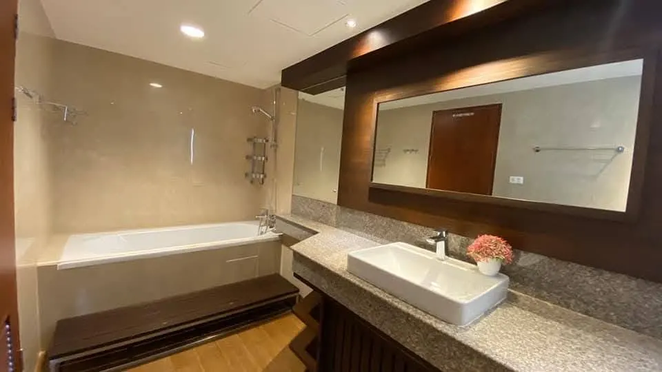 Bathroom of the 3-bedroom condo (111 sq.m.) at River Heaven Chareonkrung