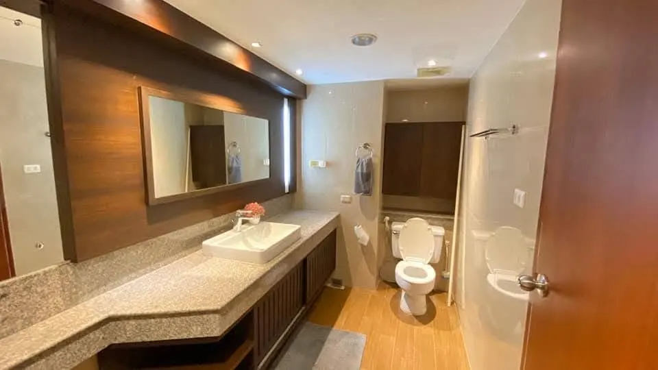 Bathroom (view 2) of the 3-bedroom condo (111 sq.m.) at River Heaven Chareonkrung