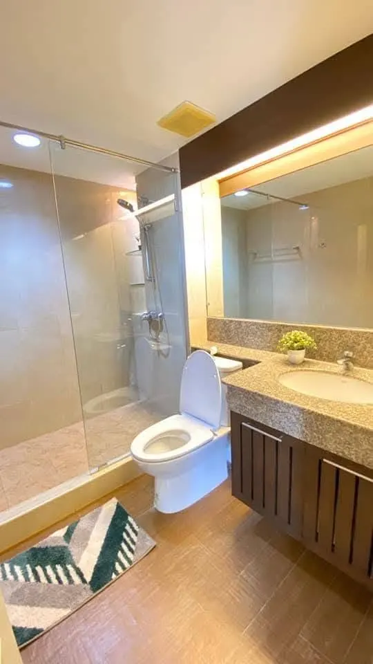 Bathroom (view 3) of the 3-bedroom condo (111 sq.m.) at River Heaven Chareonkrung