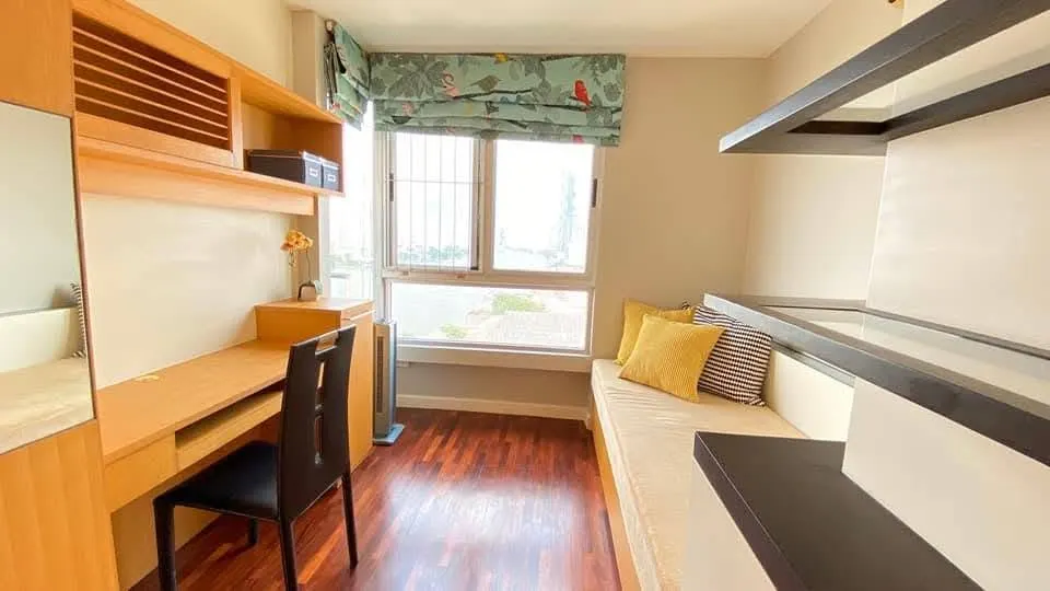Study corner (view 3) of the 3-bedroom condo (111 sq.m.) at River Heaven Chareonkrung