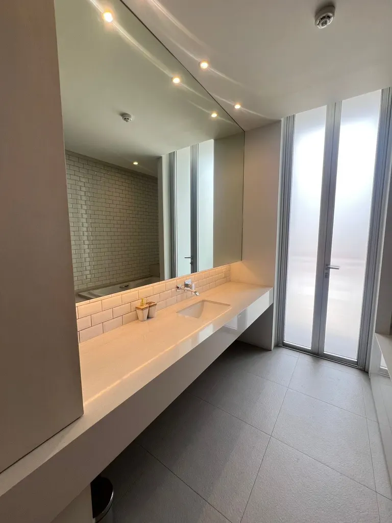 Salle de bain (vue 2) de l'appartement 2 chambre(s) (110 m²) à Asok