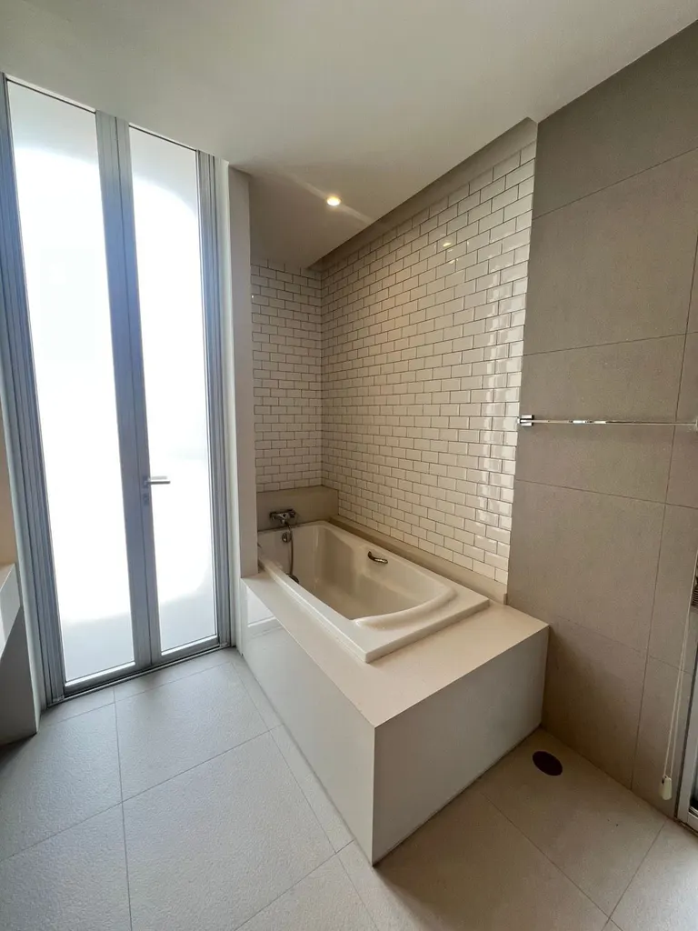 Salle de bain (vue 3) de l'appartement 2 chambre(s) (110 m²) à Asok