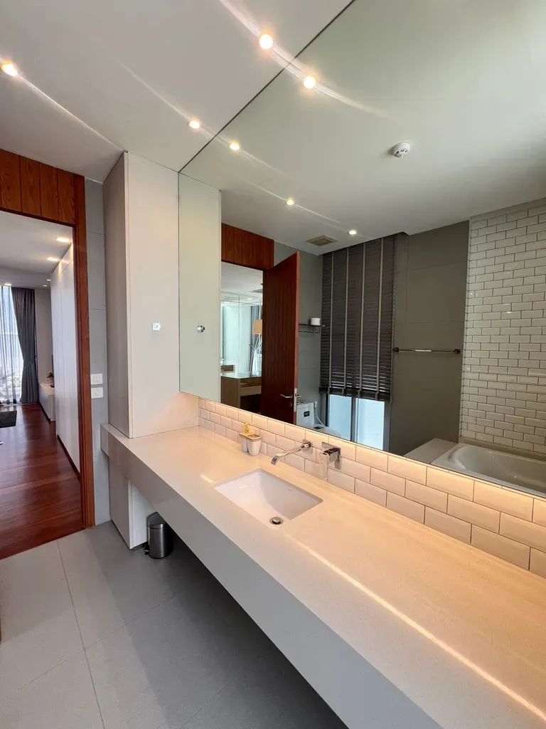 Salle de bain (vue 4) de l'appartement 2 chambre(s) (110 m²) à Asok