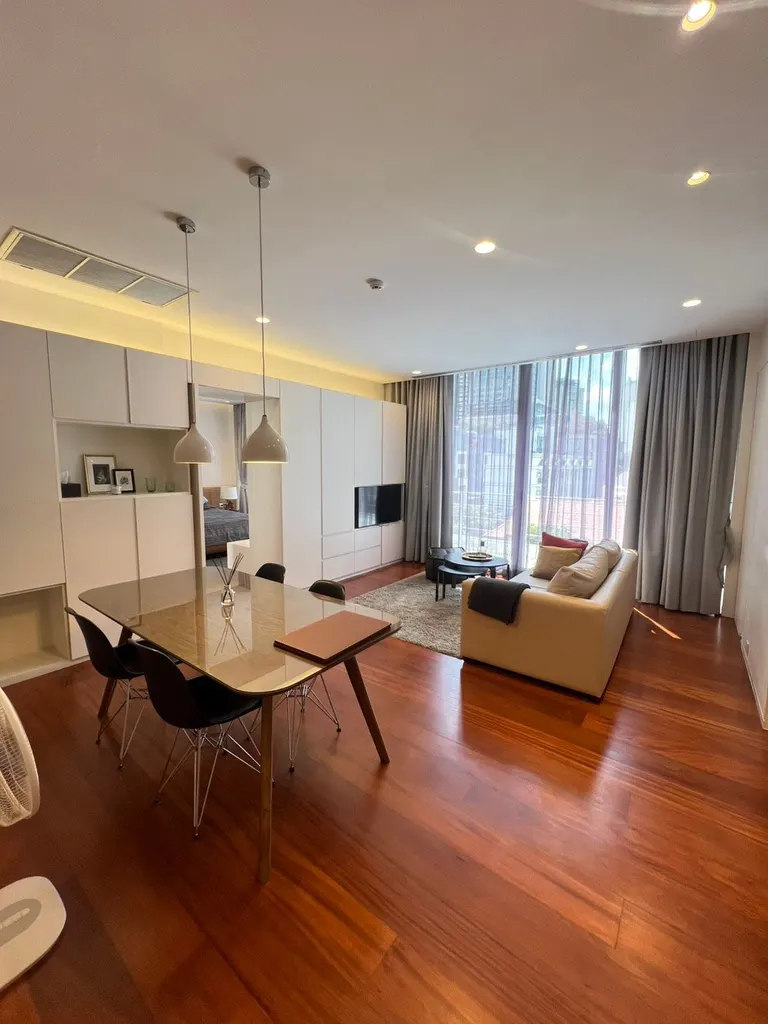 Salon (vue 2) de l'appartement 2 chambre(s) (110 m²) à Asok