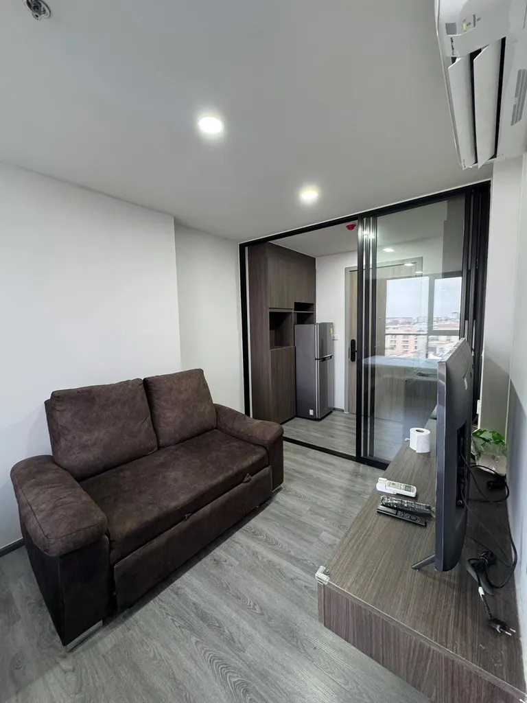 Living room (view 2) of the 1-bedroom condo (25.5 sq.m.) at The Origin Ladprao-Bangkapi