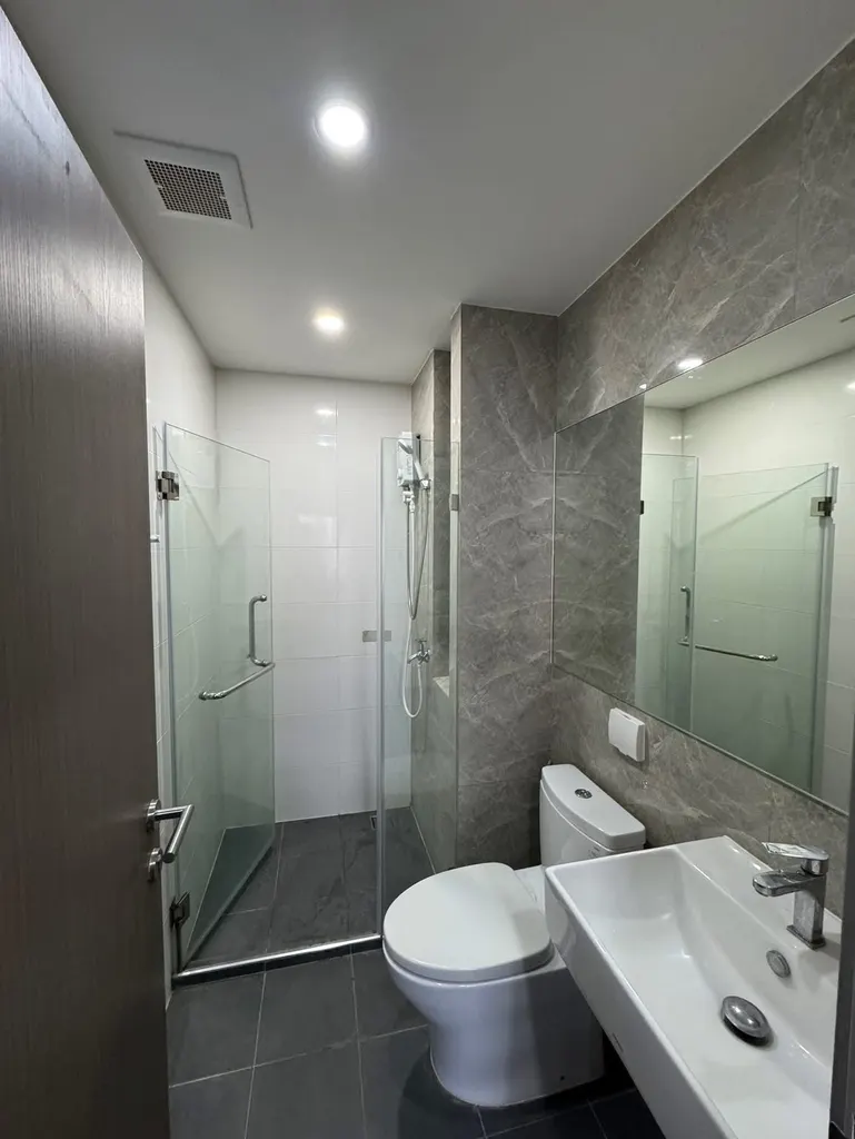 Bathroom of the 1-bedroom condo (25.5 sq.m.) at The Origin Ladprao-Bangkapi