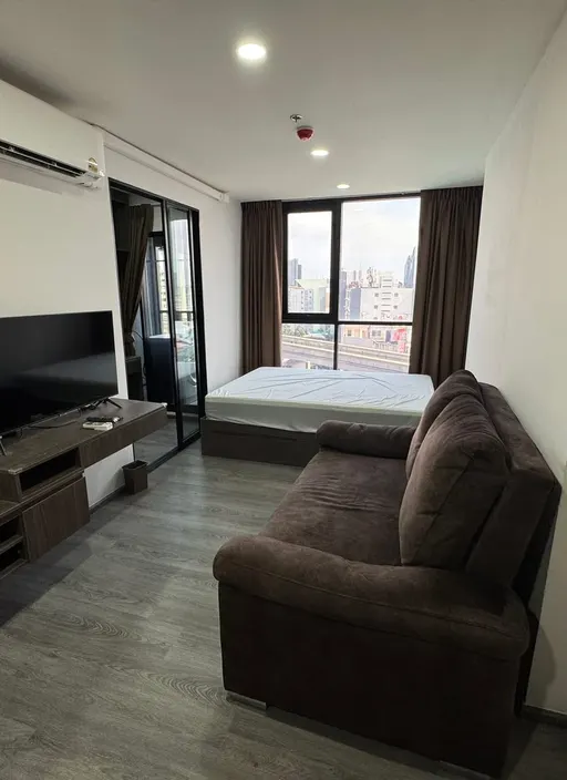 Living room of the 1-bedroom condo (25.5 sq.m.) at The Origin Ladprao-Bangkapi