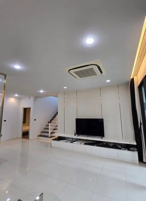 Photo 1 of listing DA-3337012: 3-bedroom house (300 sq.m.) at Setthasiri-Krungthep Kreetha 2