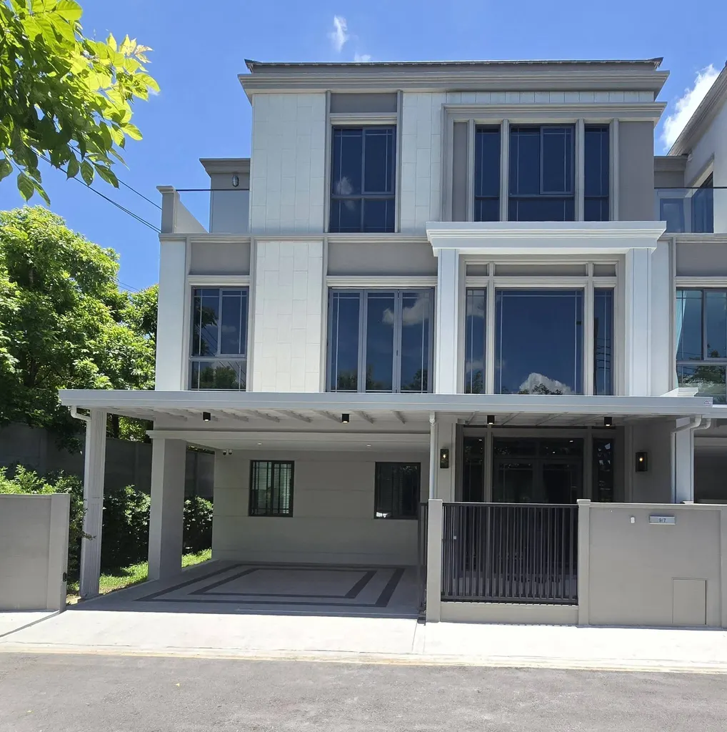 Photo 1 of listing DA-3340180: 2-bedroom house (214 sq.m.) at Baan Klang Muang Classe Sukhumvit 77