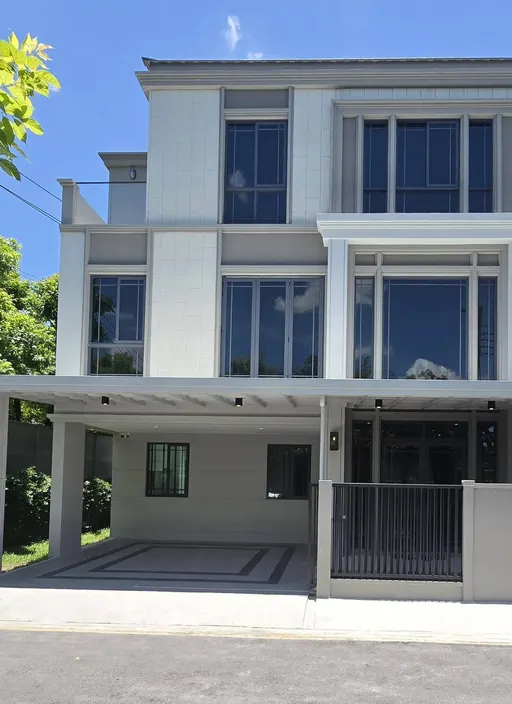 Photo 1 of listing DA-3340180: 2-bedroom house (214 sq.m.) at Baan Klang Muang Classe Sukhumvit 77