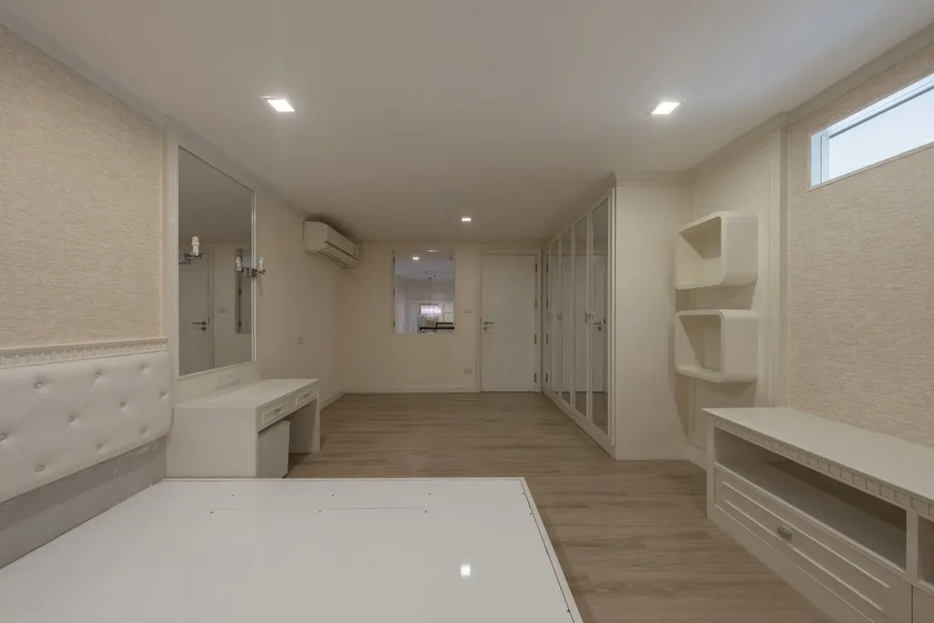 Photo 4 of listing DA-3340696: 3-bedroom condo (180 sq.m.) at The Emporio Place