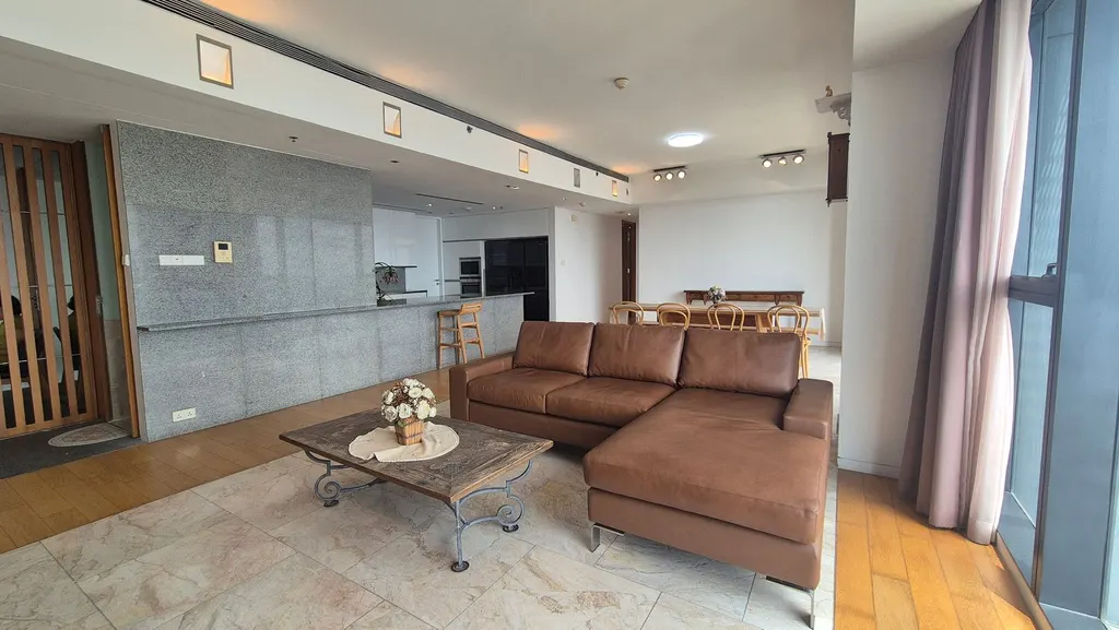 Photo 2 of listing DA-3340905: 3-bedroom condo (198 sq.m.) at The Met Sathorn