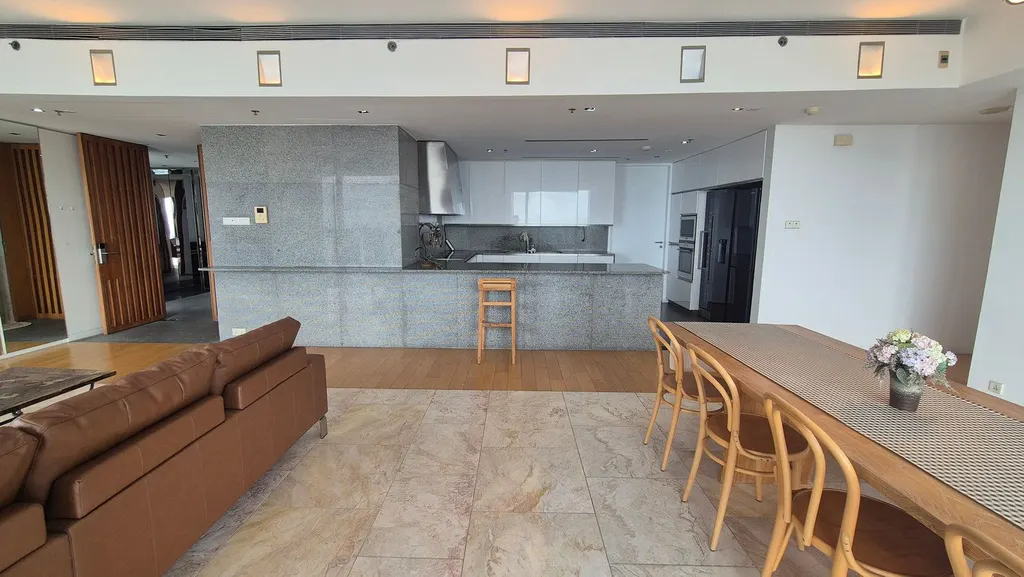 Photo 5 of listing DA-3340905: 3-bedroom condo (198 sq.m.) at The Met Sathorn