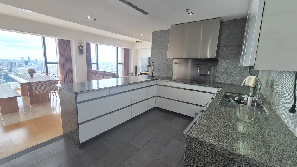 Photo 8 of listing DA-3340905: 3-bedroom condo (198 sq.m.) at The Met Sathorn