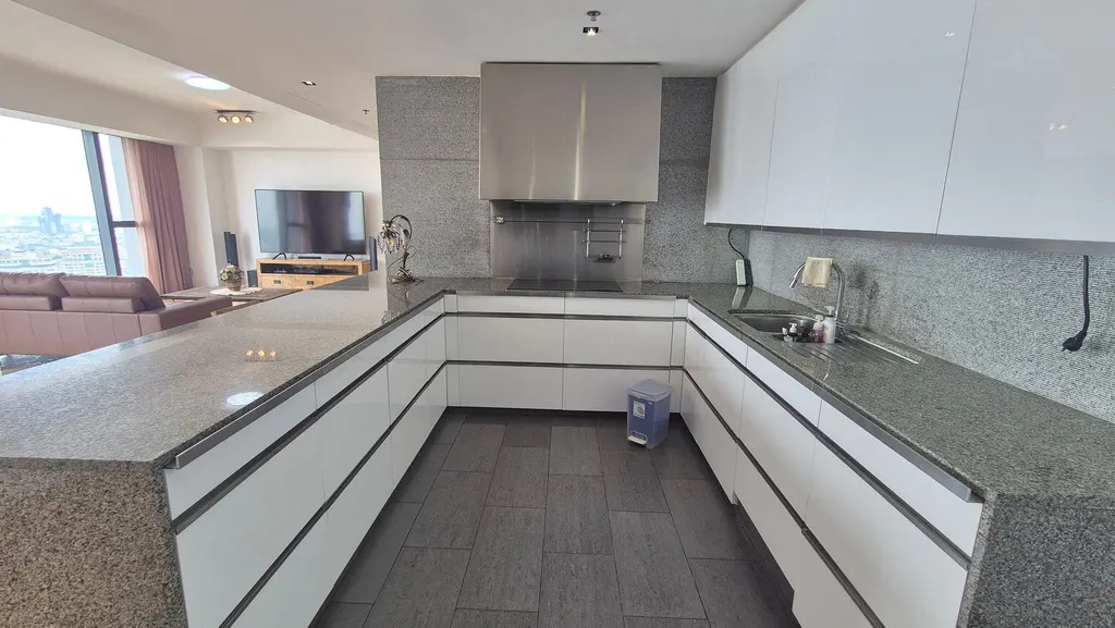 Photo 9 of listing DA-3340905: 3-bedroom condo (198 sq.m.) at The Met Sathorn