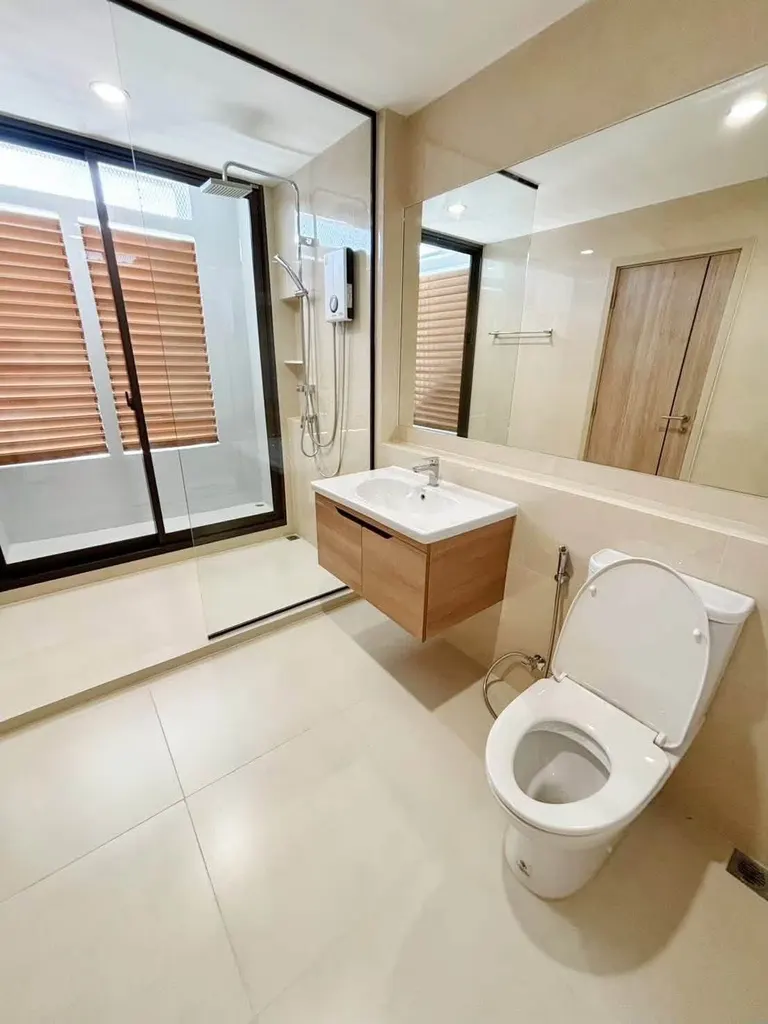 Photo 12 de l'annonce DA-3340918 : maison de ville 3 chambre(s) (210 m²) à Shizen Phatthanakan 32