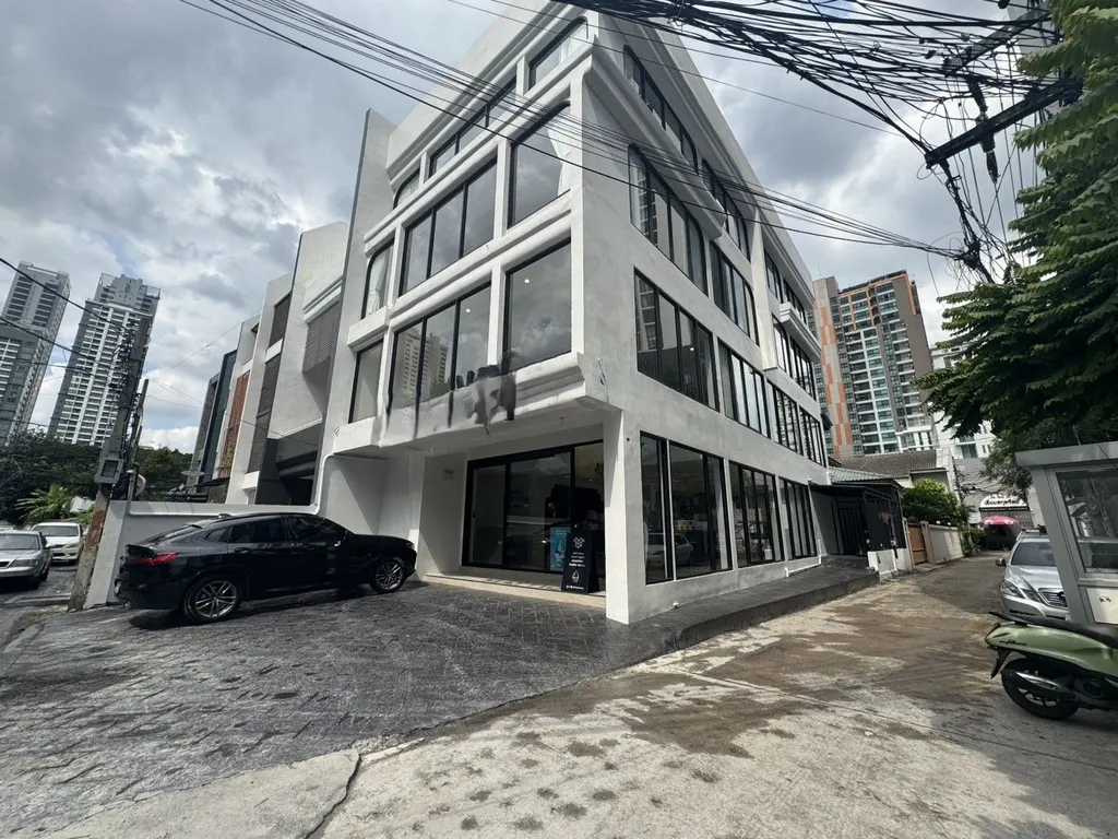 Photo 1 of listing DA-3342731: commercial building (shophouse) (131 sq.m.) in Phrom Phong