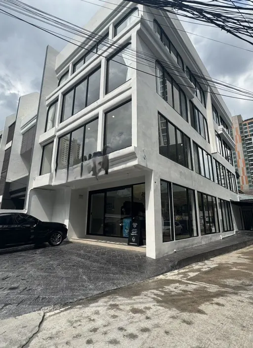 Photo 1 of listing DA-3342731: commercial building (shophouse) (131 sq.m.) in Phrom Phong