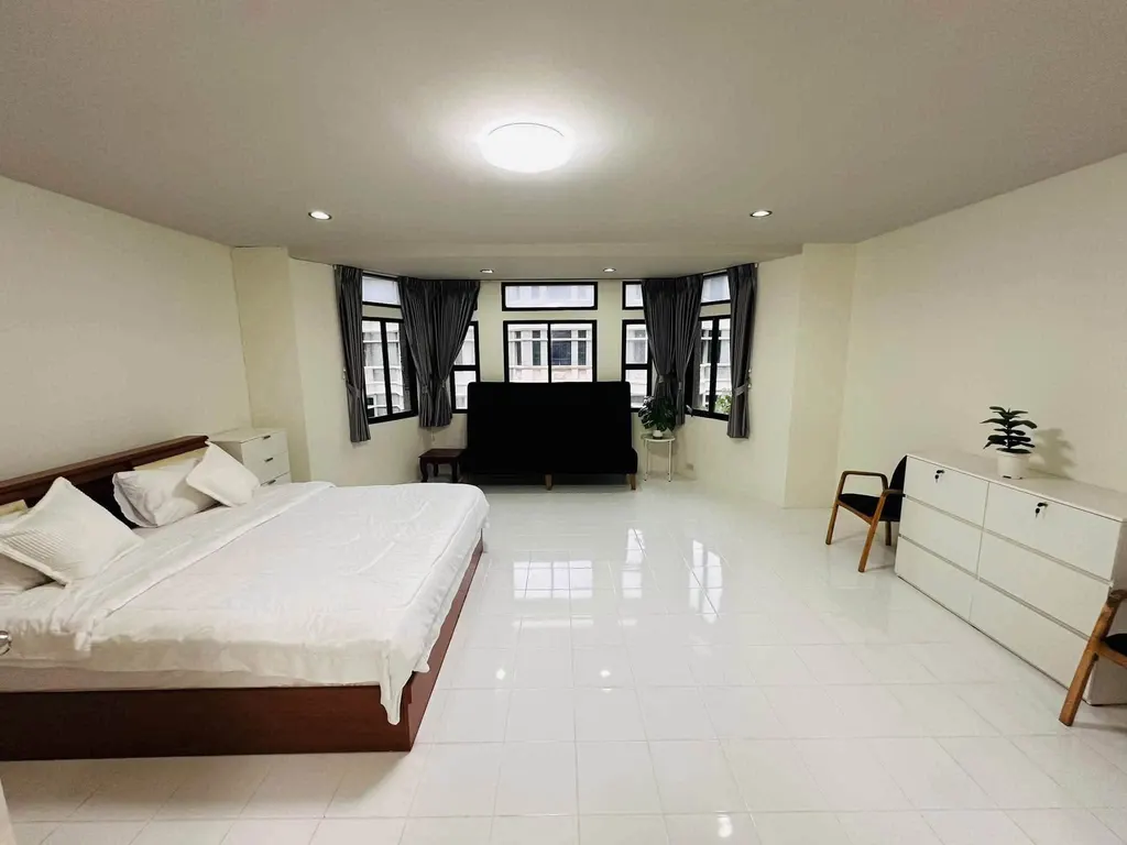 Photo 2 of listing DA-3348532: 4-bedroom townhouse (33 sq.m.) at Moo Baan Chicha Castle