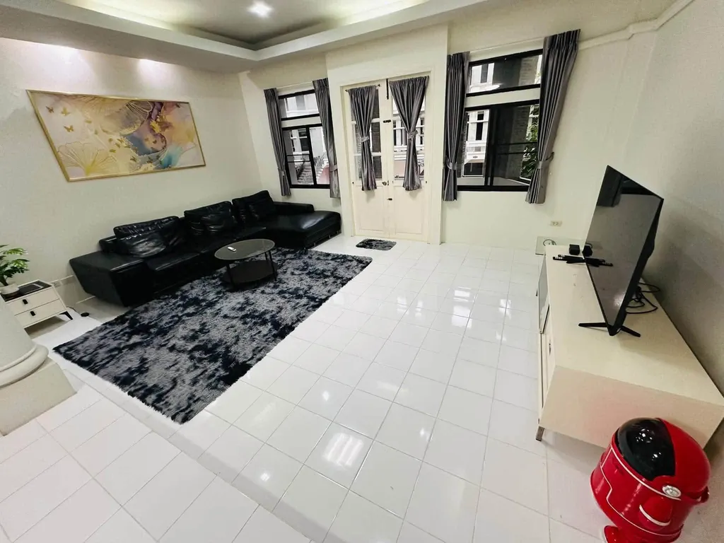Photo 4 of listing DA-3348532: 4-bedroom townhouse (33 sq.m.) at Moo Baan Chicha Castle