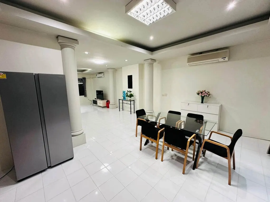 Photo 5 of listing DA-3348532: 4-bedroom townhouse (33 sq.m.) at Moo Baan Chicha Castle