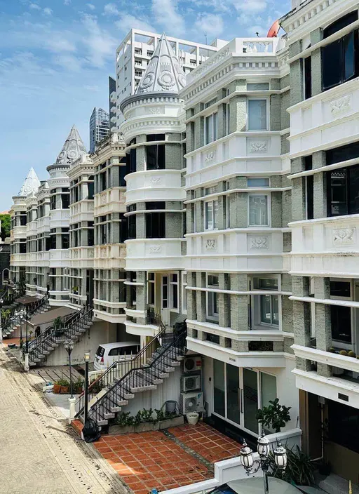 Photo 1 of listing DA-3348532: 4-bedroom townhouse (33 sq.m.) at Moo Baan Chicha Castle