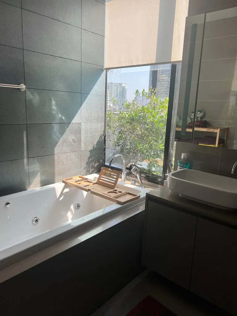 Photo 5 of listing DA-3348689: 2-bedroom condo (150 sq.m.) at M Silom