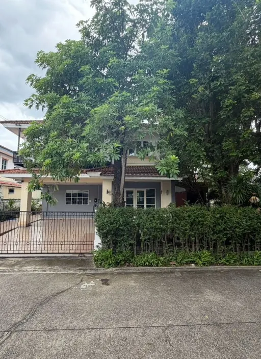 Photo 1 of listing DA-3350041: 4-bedroom house (230 sq.m.) at Nantawan Ramintra-Watcharaphon