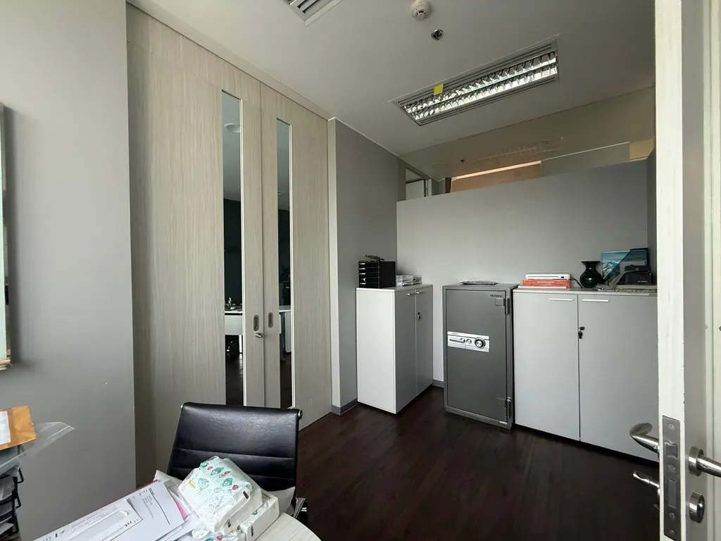 Photo 15 of listing DA-3350813: commercial building (shophouse) (117 sq.m.) at BHIRAJ TOWER at EmQuartie