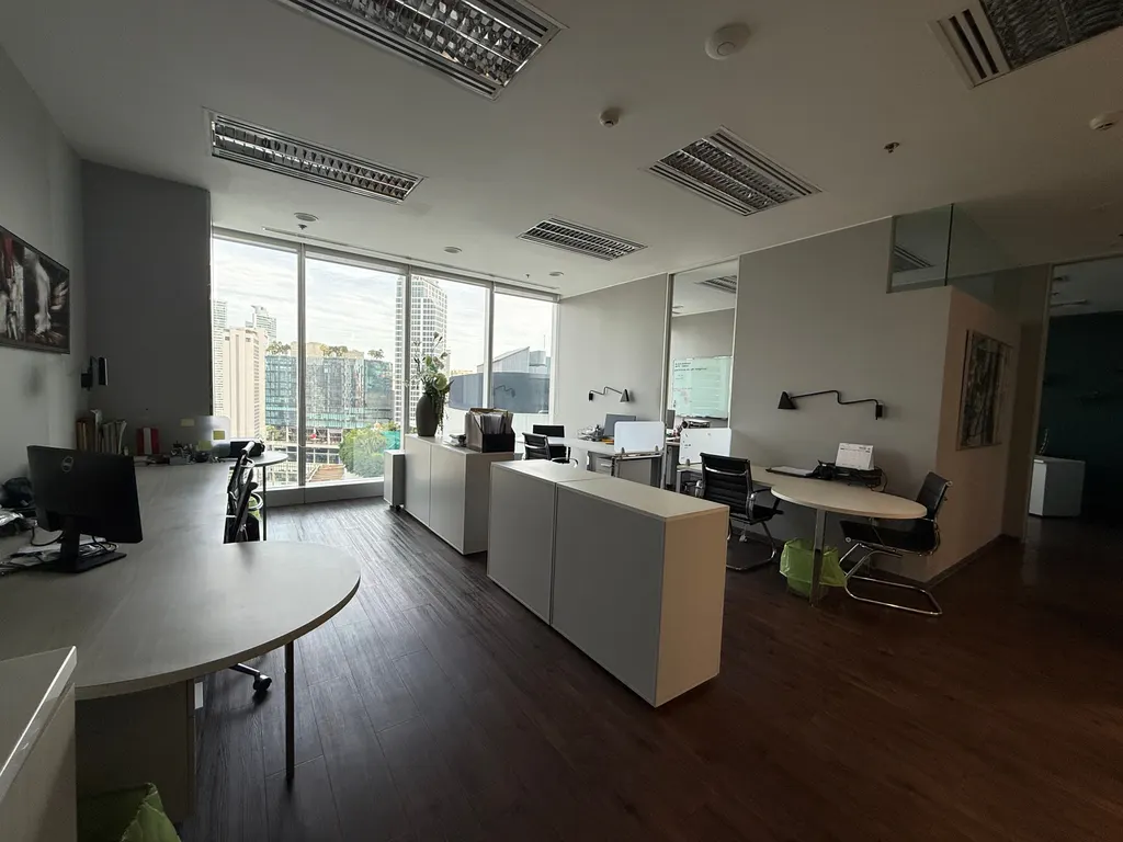 Photo 2 of listing DA-3350813: commercial building (shophouse) (117 sq.m.) at BHIRAJ TOWER at EmQuartie