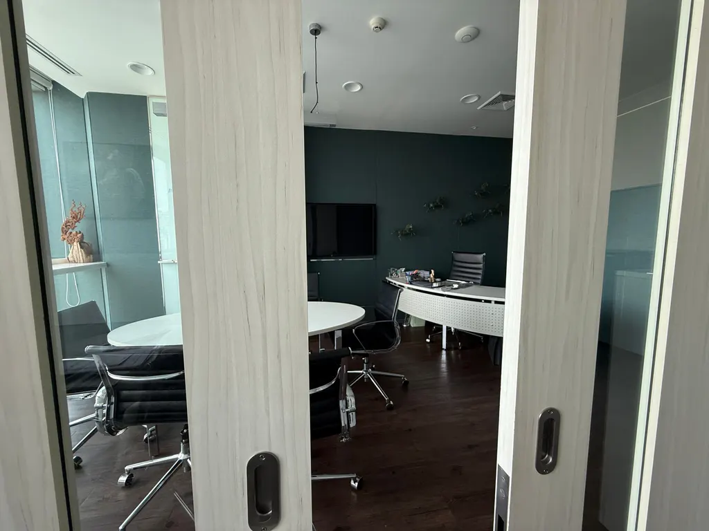 Photo 5 of listing DA-3350813: commercial building (shophouse) (117 sq.m.) at BHIRAJ TOWER at EmQuartie