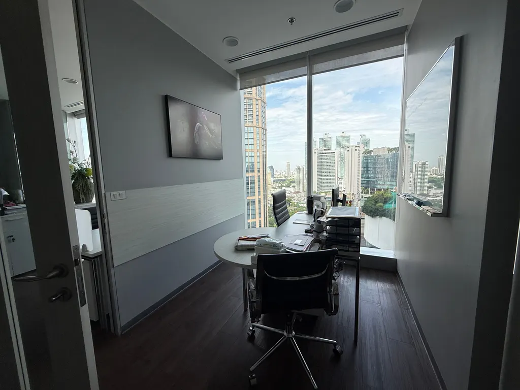 Photo 12 of listing DA-3350813: commercial building (shophouse) (117 sq.m.) at BHIRAJ TOWER at EmQuartie