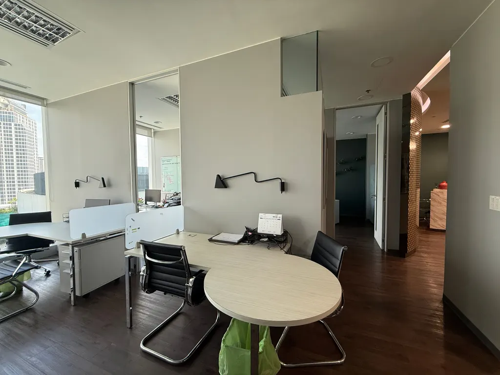 Photo 13 of listing DA-3350813: commercial building (shophouse) (117 sq.m.) at BHIRAJ TOWER at EmQuartie