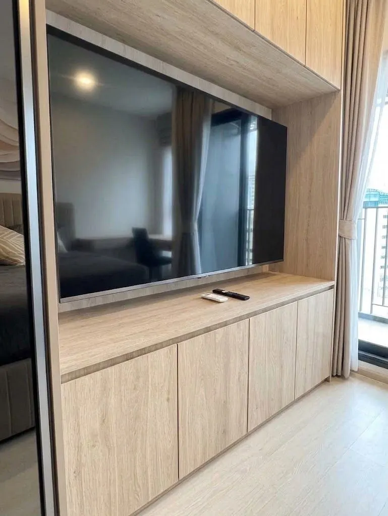 Living room (view 2) of the 1-bedroom condo (29 sq.m.) at Life Phahon-Ladprao