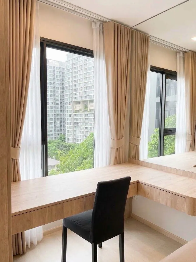 Study corner of the 1-bedroom condo (29 sq.m.) at Life Phahon-Ladprao