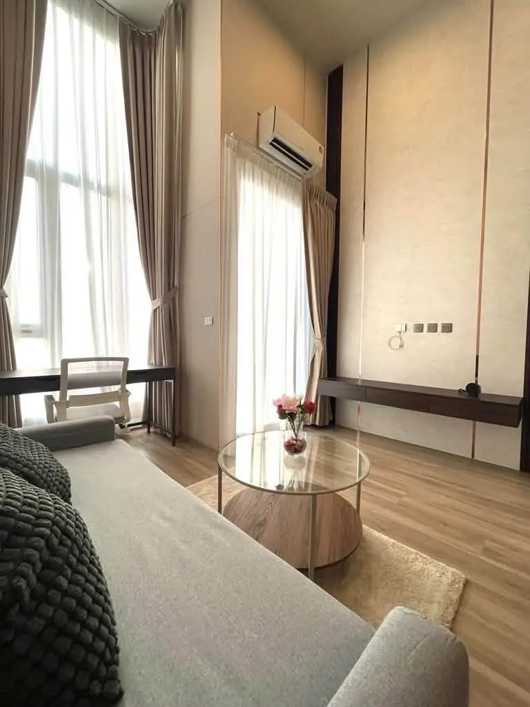 Living room (view 2) of the 1-bedroom condo (38 sq.m.) at Culture Thonglor