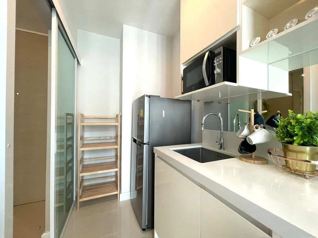 Кухня (вид 2) в 1-комнатном кондо (34.75 кв.м.) в The Sky Sukhumvit