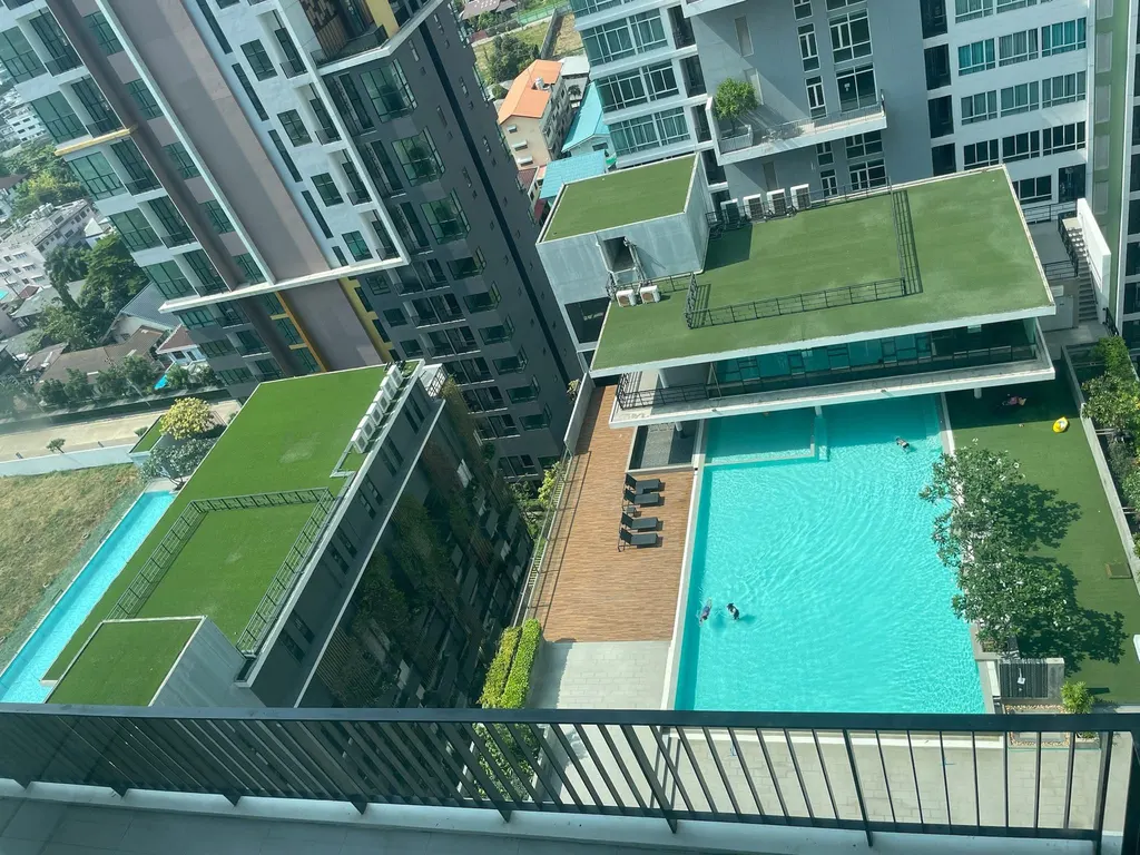 Общий бассейн в The Sky Sukhumvit