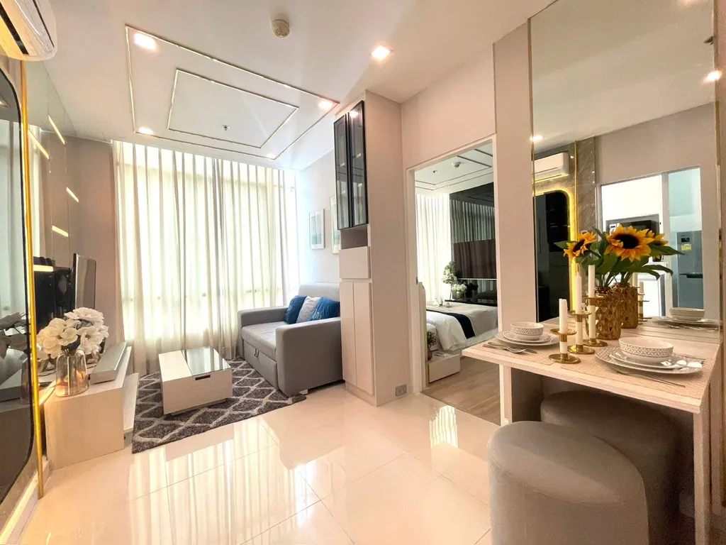 Гостиная (вид 2) в кондоминиуме с 1 спальнями (34.75 кв.м.) в The Sky Sukhumvit